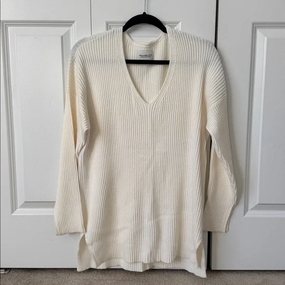 Abercrombie Cream Sweater - Picture 1 of 1